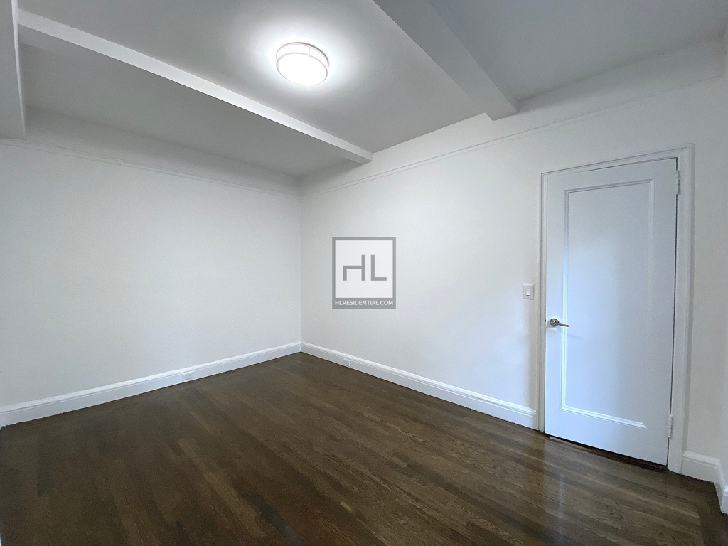 East 46th Street - Photo 4