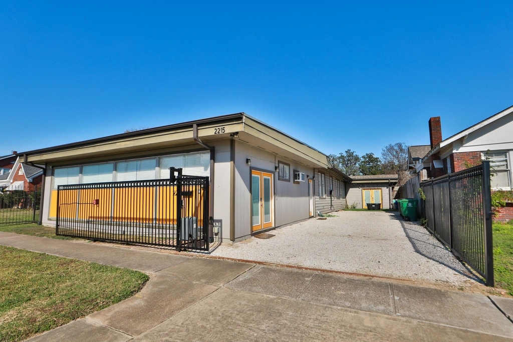 2215 Cleburne Street - Photo 1