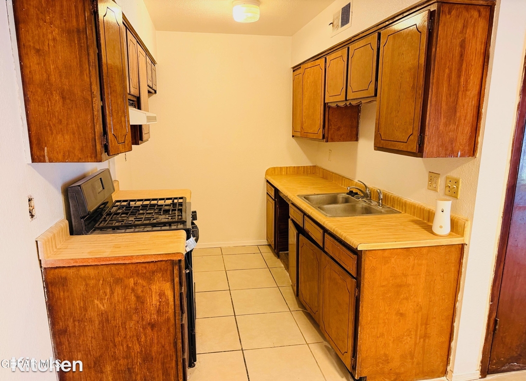 10555 Kinross Avenue - Photo 1