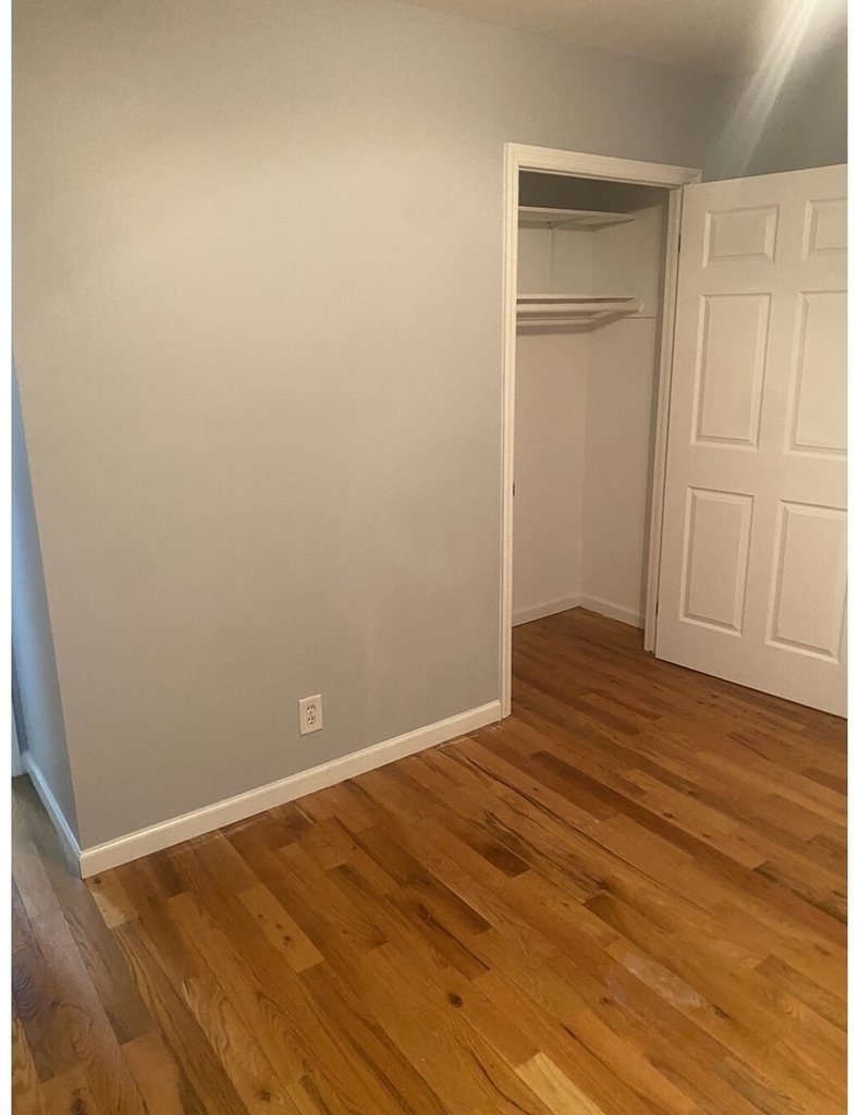 454 Lorimer St - Photo 2
