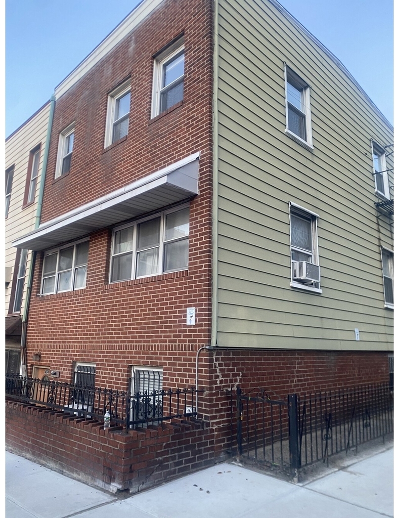 454 Lorimer St - Photo 0