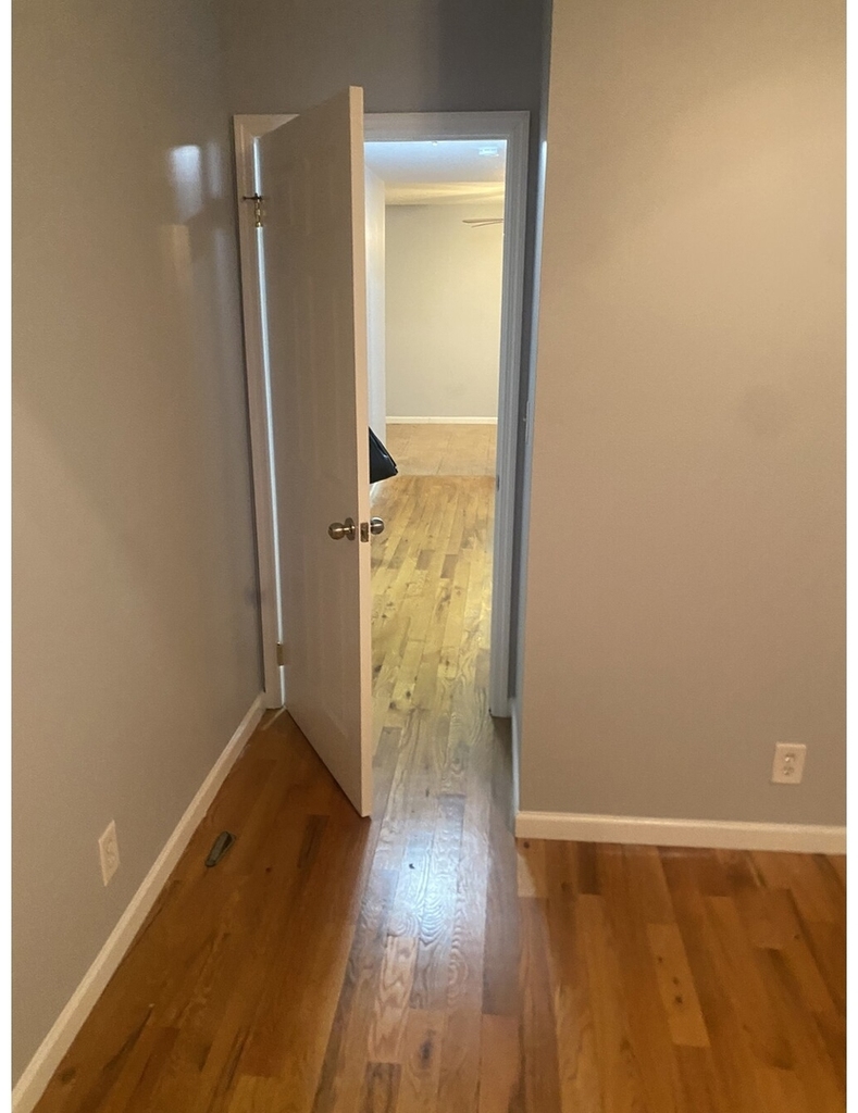 454 Lorimer St - Photo 3