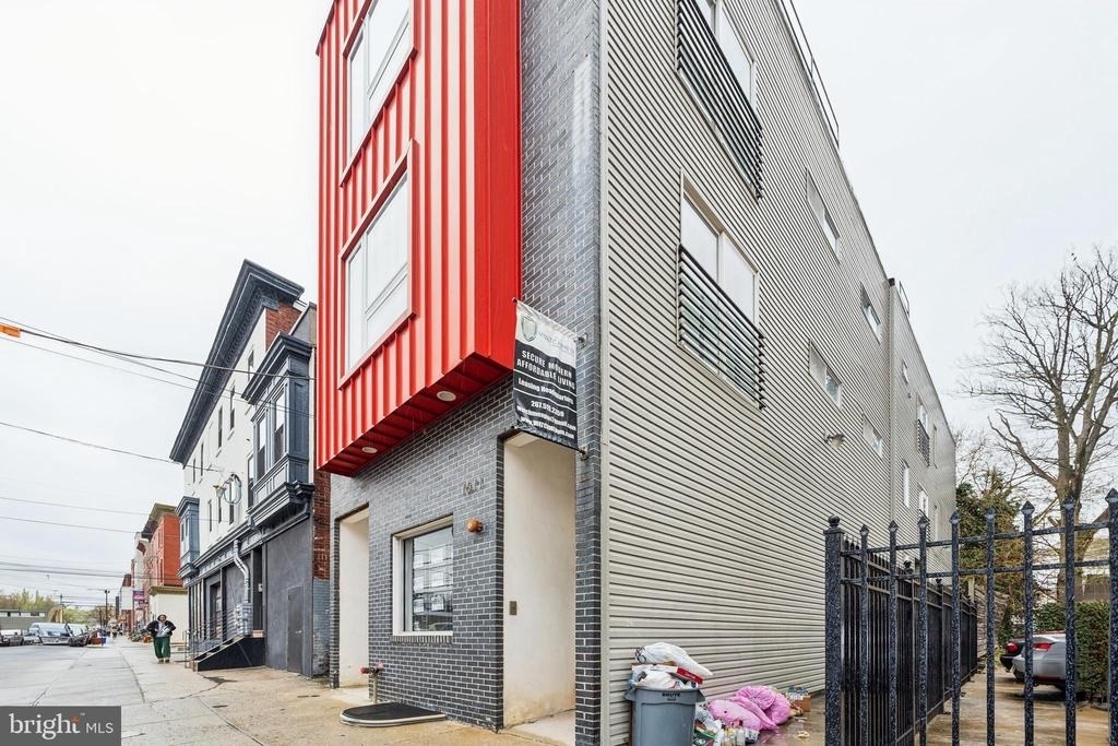 1611 W Montgomery Avenue - Photo 0