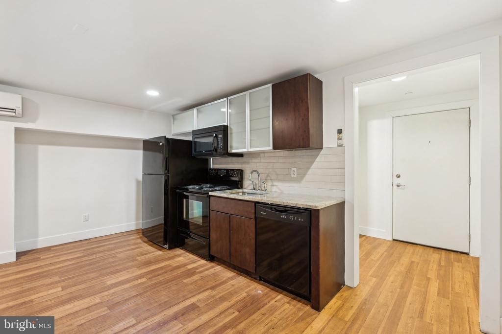 1611 W Montgomery Avenue - Photo 2