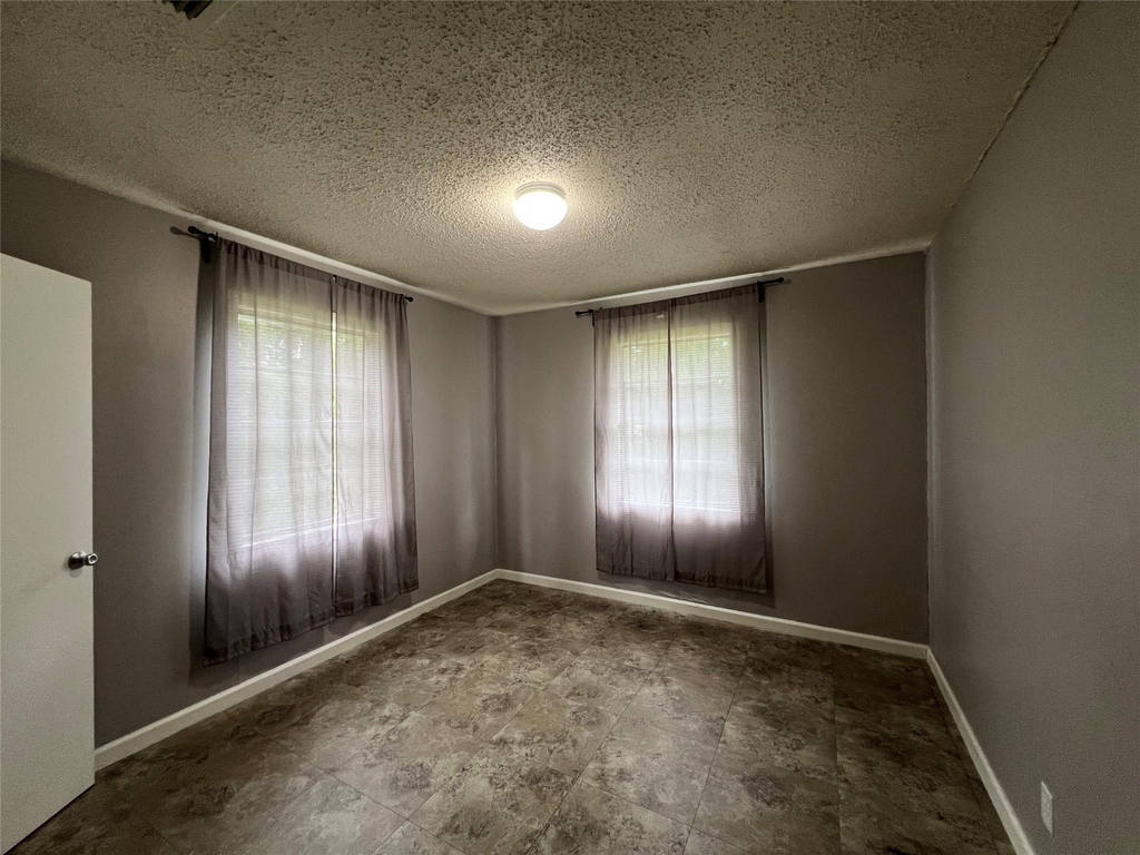 806 W 8th St - Photo 8