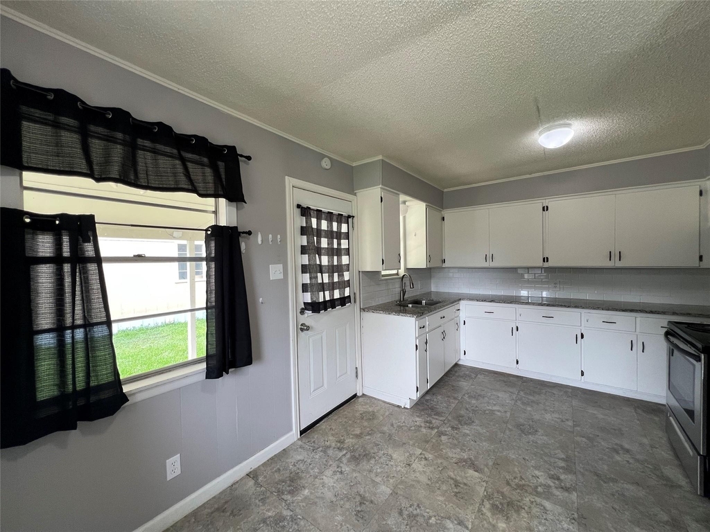 806 W 8th St - Photo 3