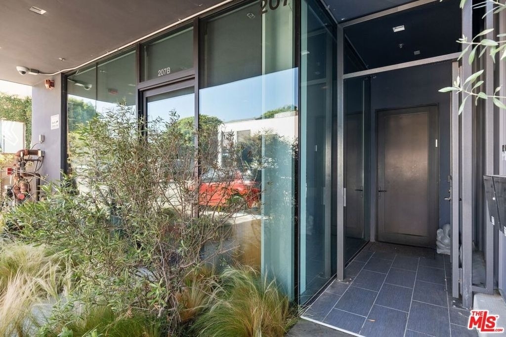 207 Hollister Avenue - Photo 1