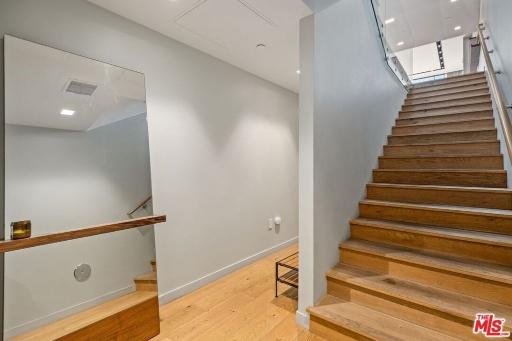 207 Hollister Avenue - Photo 2