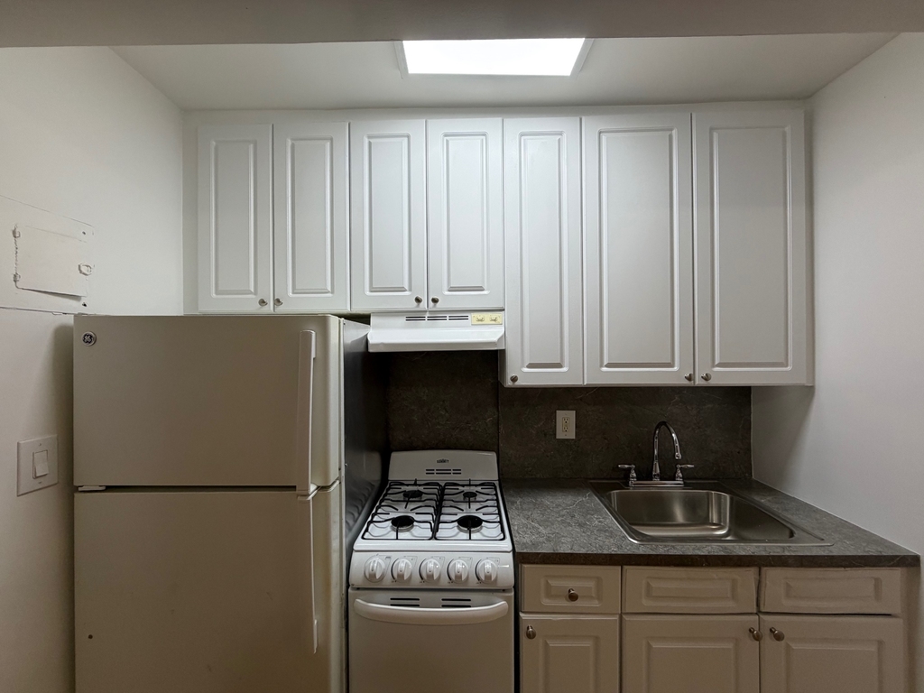 41-12 Elbertson Street - Photo 9