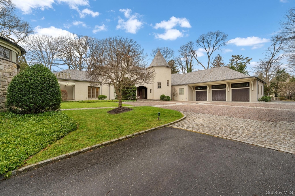 121 Piping Rock Road - Photo 0