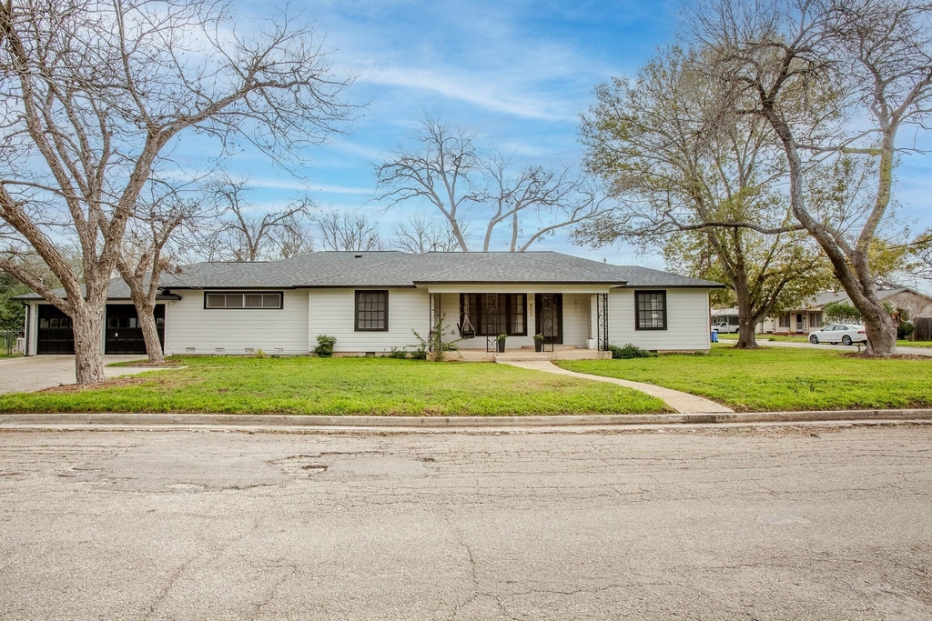 803 Peach St - Photo 1