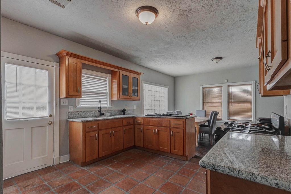 2410 Cleburne Street - Photo 11