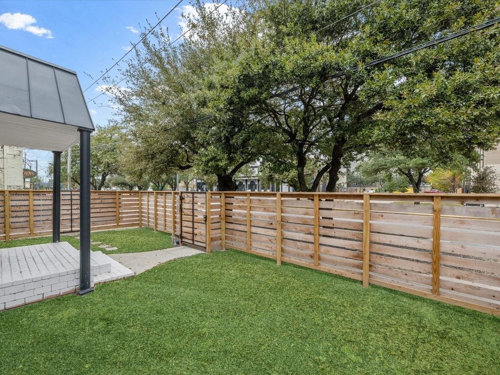 1119 Waugh Drive - Photo 11