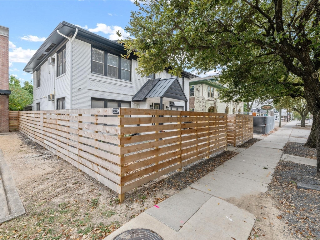 1119 Waugh Drive - Photo 4