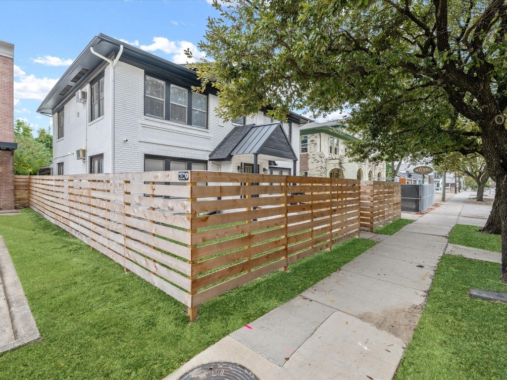 1119 Waugh Drive - Photo 5