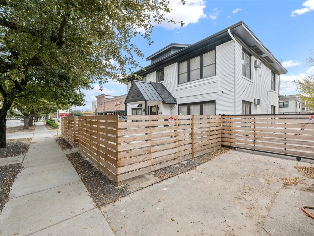 1119 Waugh Drive - Photo 6