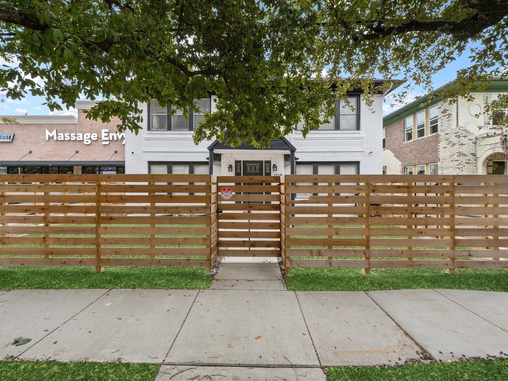 1119 Waugh Drive - Photo 2