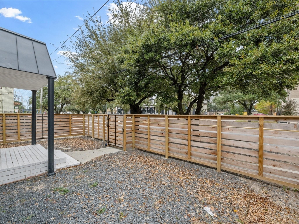 1119 Waugh Drive - Photo 10