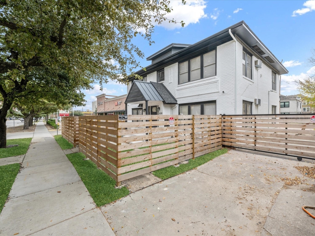 1119 Waugh Drive - Photo 7