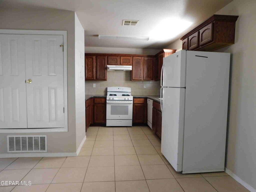 10021 Railroad Drive - Photo 6
