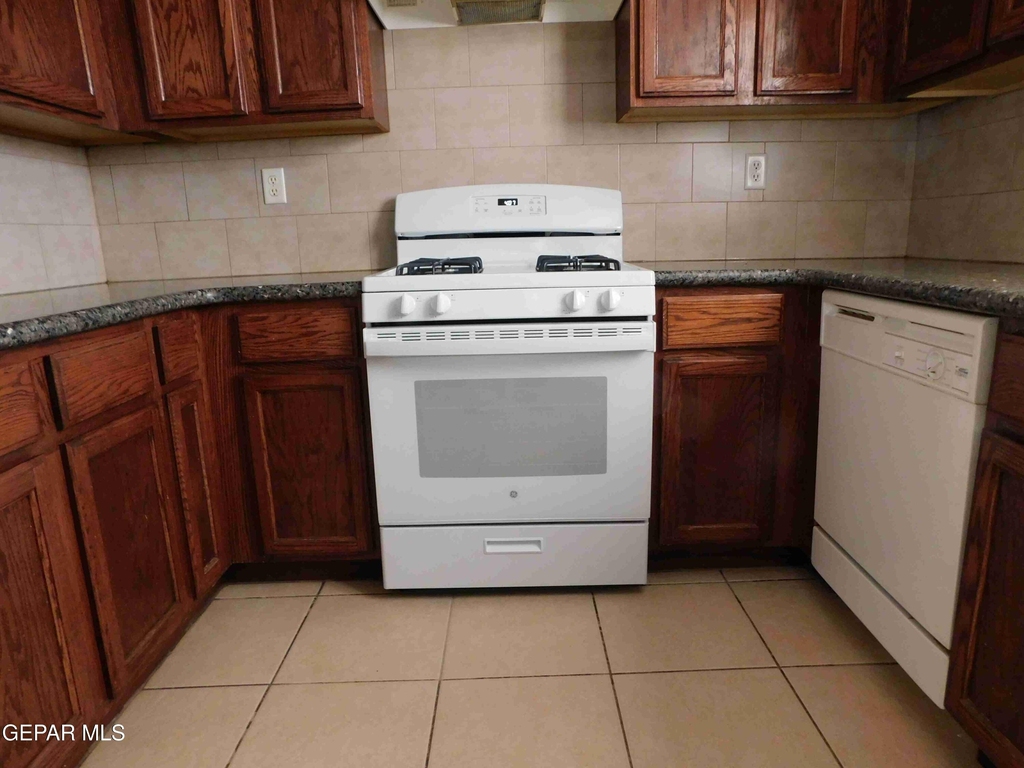 10021 Railroad Drive - Photo 7