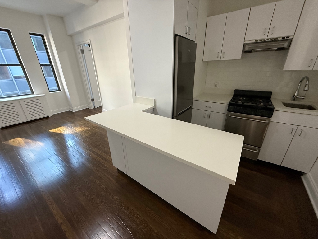 East 46th Street - Photo 3