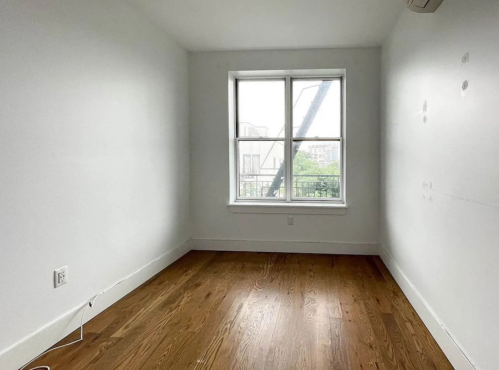244 Hawthorne Street - Photo 4