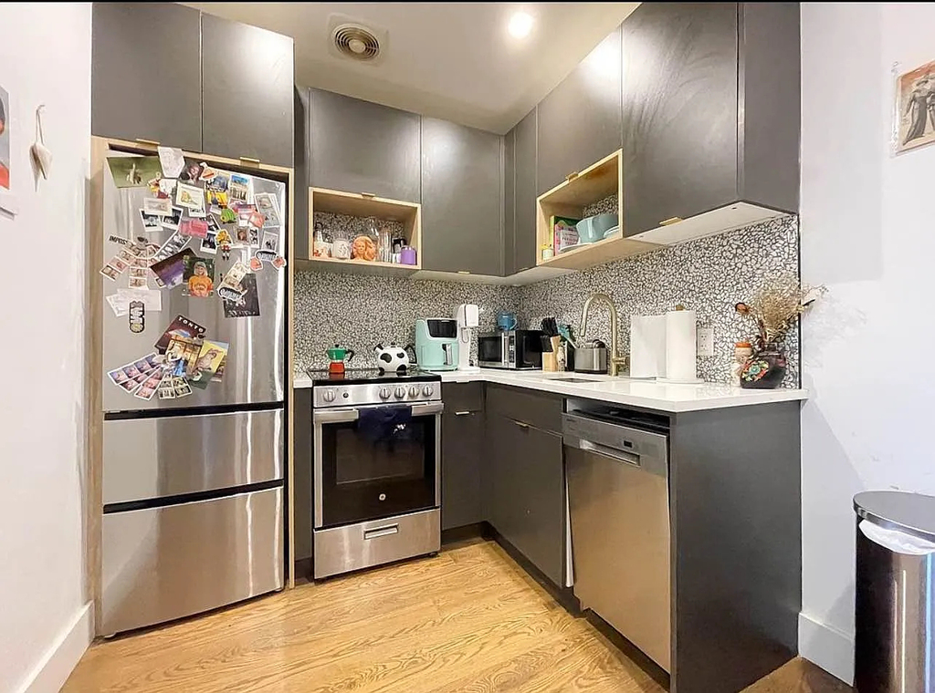 244 Hawthorne Street - Photo 0