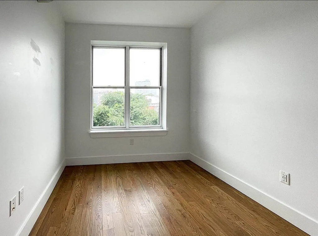 244 Hawthorne Street - Photo 2