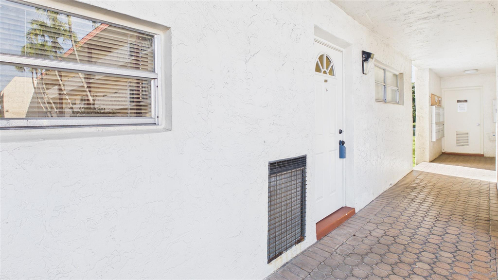 381 S Hollybrook Drive - Photo 0