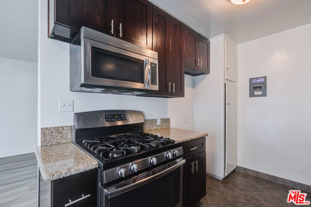 8976 Cadillac Avenue - Photo 9