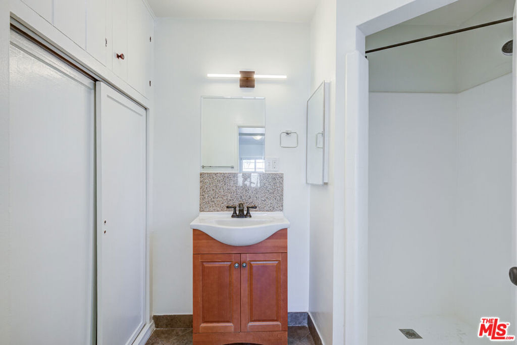 8976 Cadillac Avenue - Photo 14