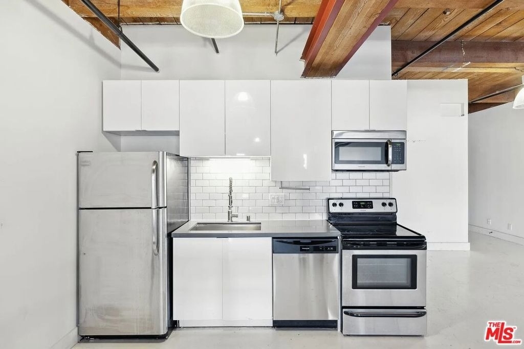 900 E 1st Street - Photo 6