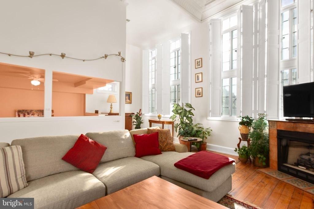 809 Caroline Street - Photo 4