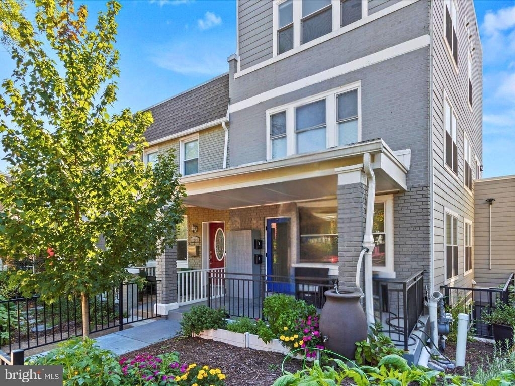 1267 Penn Street Ne - Photo 0