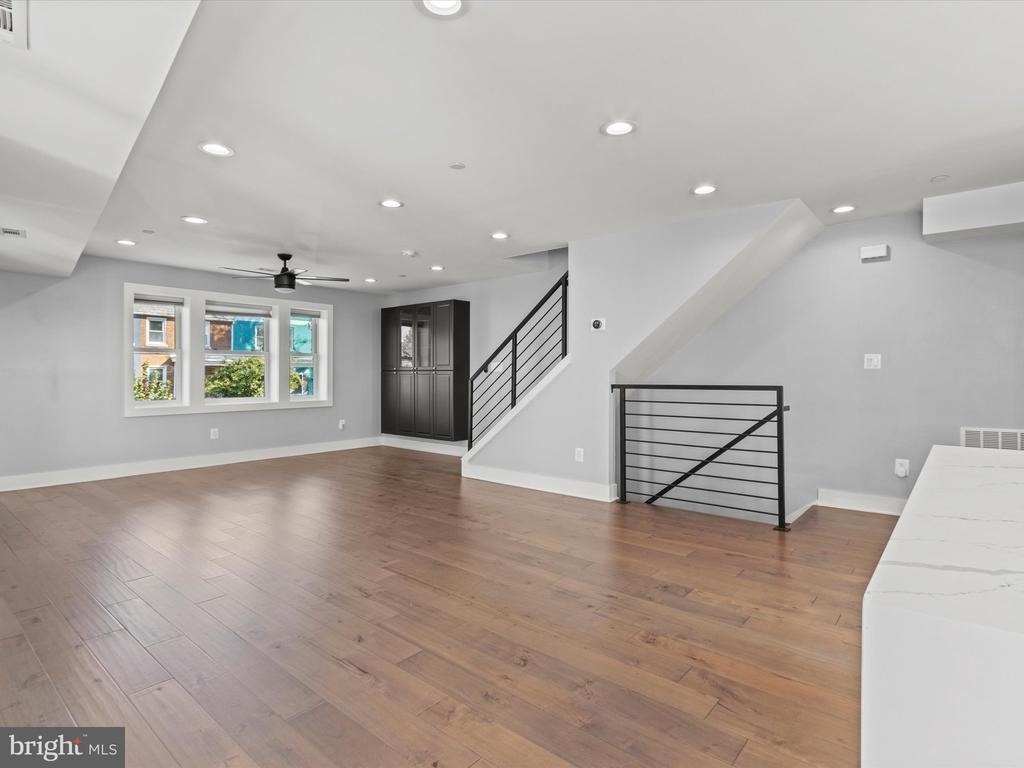 1267 Penn Street Ne - Photo 2