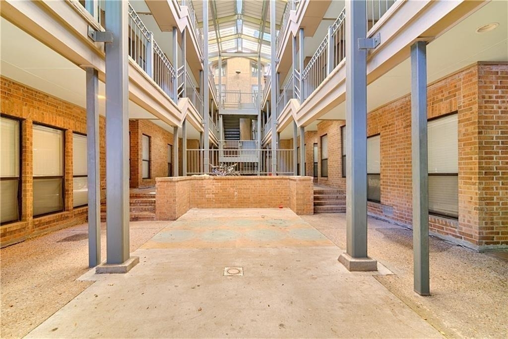 1910 Robbins Pl - Photo 2