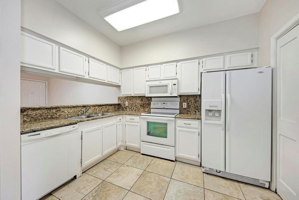 2901 San Jacinto Blvd - Photo 3
