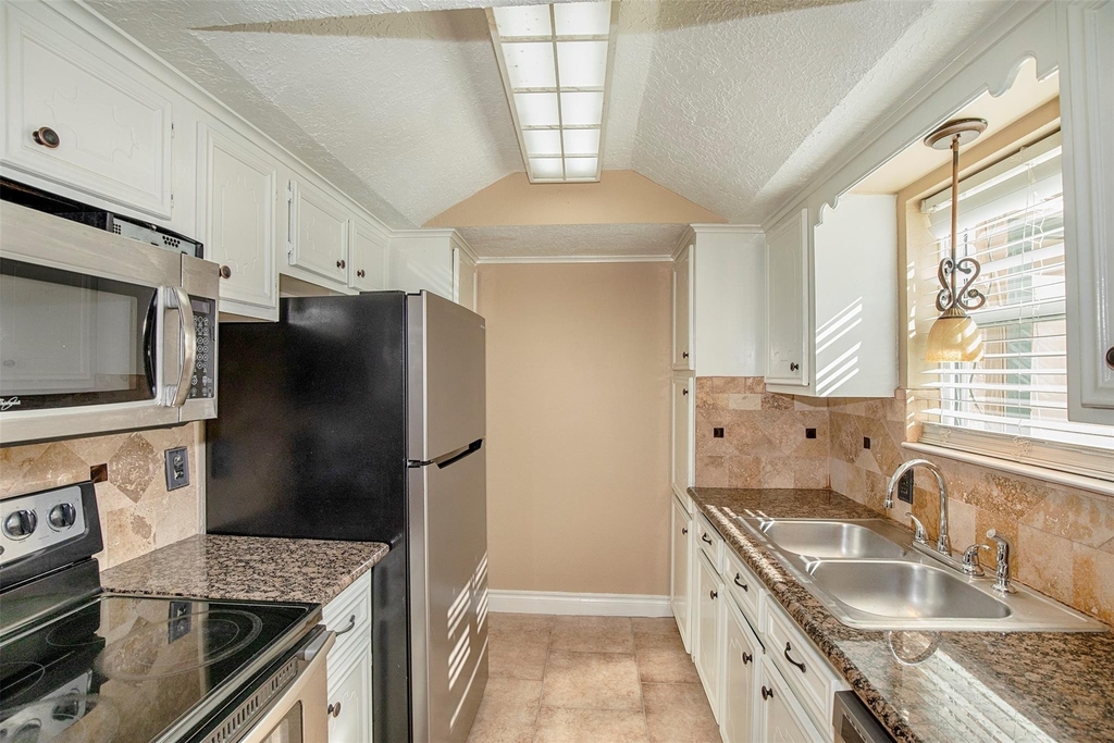 431 Sunset Drive - Photo 3