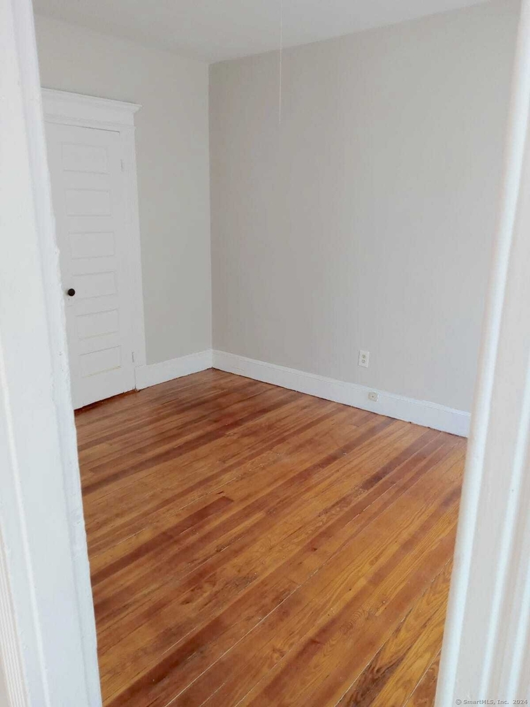 121 Lounsbury Street - Photo 2