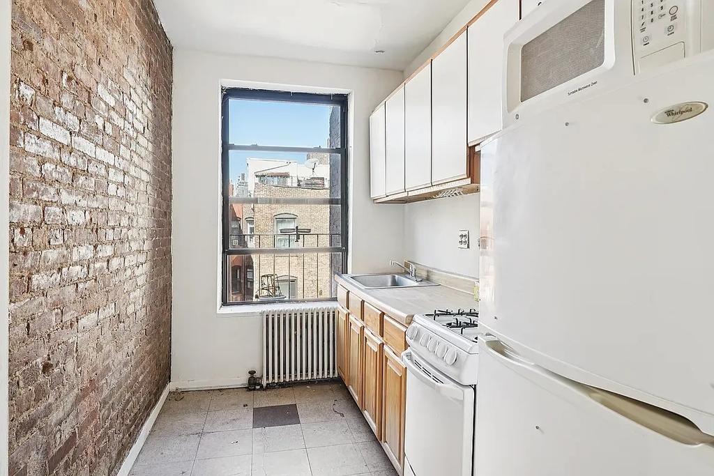 323A East 89th Street - Photo 1