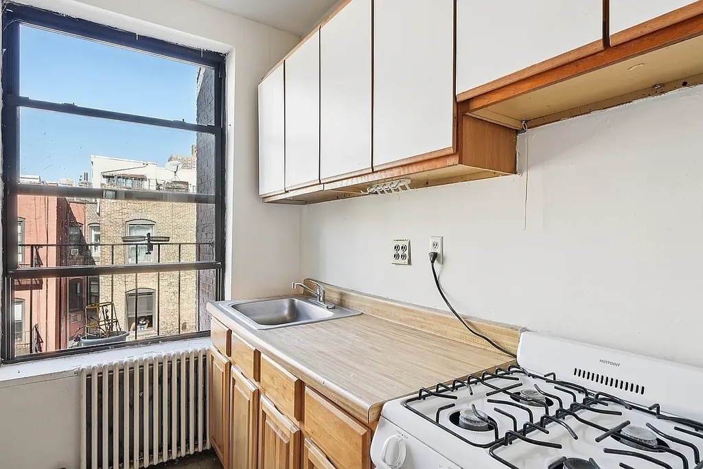 323A East 89th Street - Photo 2