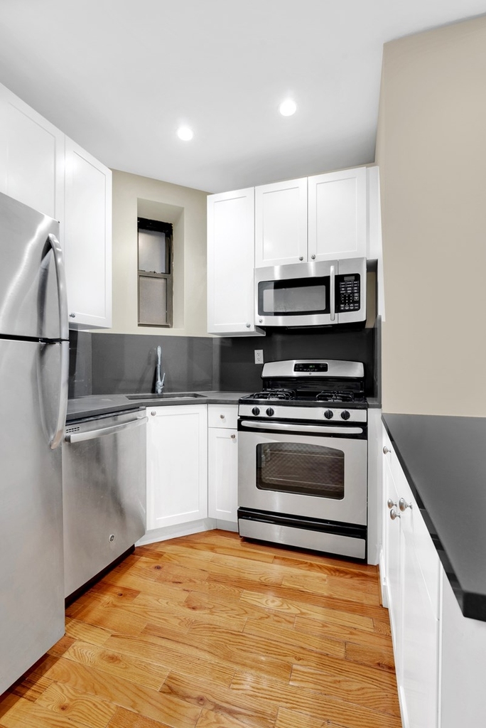 York Avenue - Photo 2