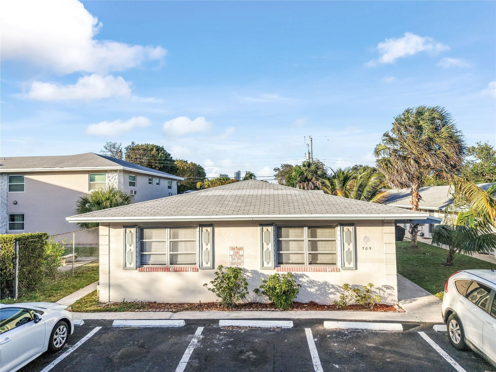 709 Se 15th Street - Photo 0