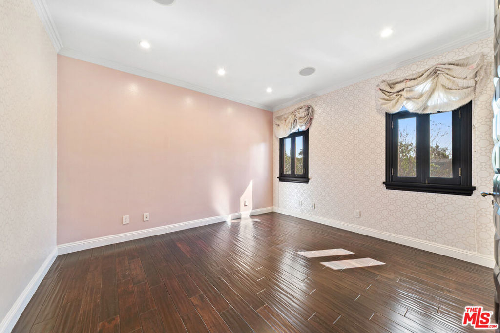 458 N Flores Street - Photo 19