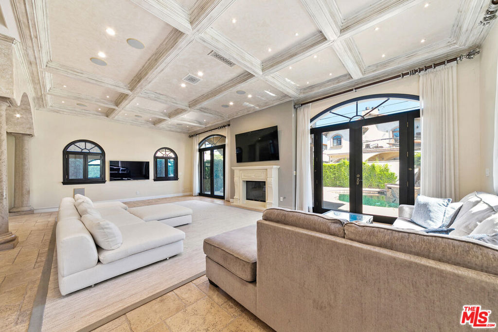 458 N Flores Street - Photo 6