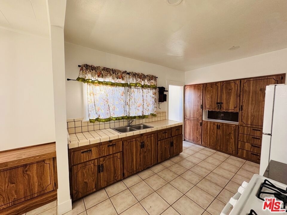 1100 W 48th Street - Photo 4