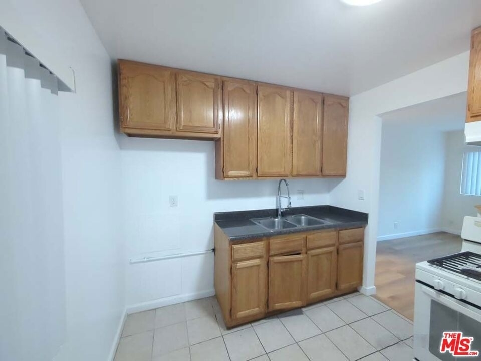 9815 Imperial Highway - Photo 6