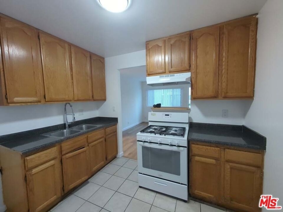 9815 Imperial Highway - Photo 7
