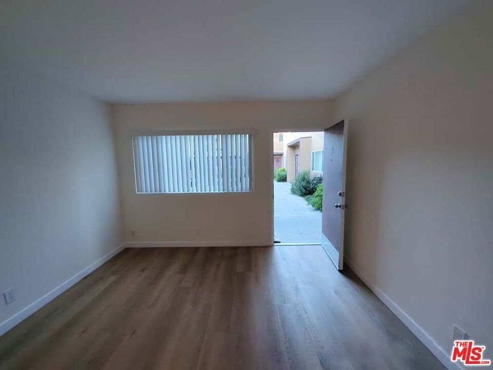 9815 Imperial Highway - Photo 3